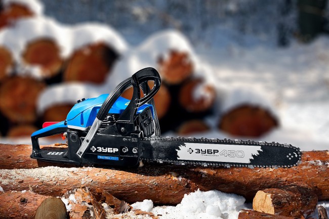 Пила цепная бензиновая, ЗУБР Профессионал ПБЦ-560 45ДП, хромир. цилиндр, праймер, декомпрессионный клапан, 56 см3 (2,4 кВт), шина 45 см, 12500 об/мин,  ( ПБЦ-560 45ДП )