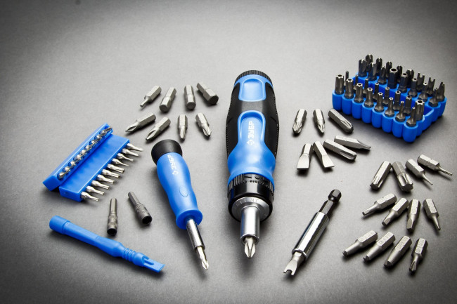 Набор ЗУБР "ЭКСПЕРТ": Отвертка реверсивная с магнитным битодержателем и отсеком для бит в рукоятке, Cr-V, 130 предметов,  ( 25237-H129 )